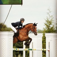 Selain pintar, Eve juga pandai berkuda. Ia pun aktif berkompetisi dan cukup berpretasi. Foto: Instagram Eve Jobs