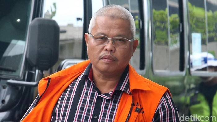 Plt Kadis PUPR Provinsi Jambi Arfan bersiap menjalani pemeriksaan di gedung KPK Jakarta