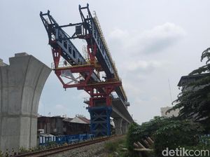 Tak Disetop, Konstruksi Kereta Layang di Medan Jalan Terus
