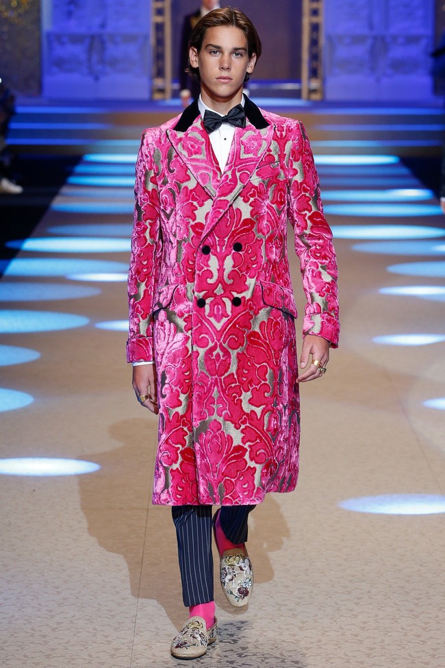 Tampil pula Brandon Thomas Lee, putra tertua Pamela Anderson dari hasil pernikahannya dengan sang mantan, Tommy Lee. Foto: Dok. Vogue