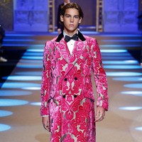 Tampil pula Brandon Thomas Lee, putra tertua Pamela Anderson dari hasil pernikahannya dengan sang mantan, Tommy Lee. Foto: Dok. Vogue