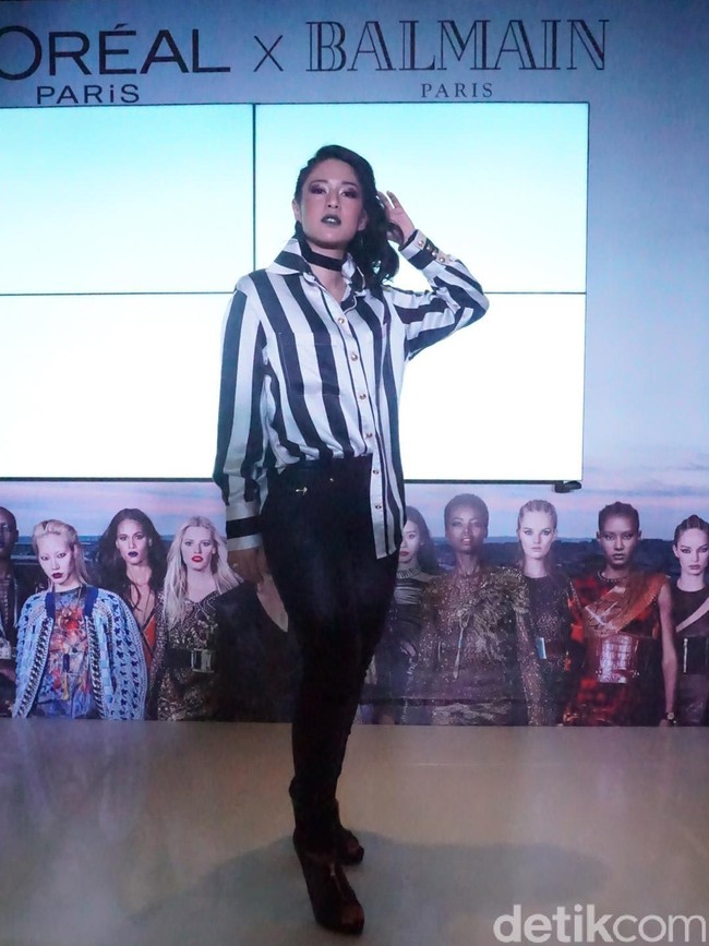 Dalam acara itu, Dian pun tampil dengan gaya bertema punk rock. Bintang Ada Apa Dengan Cinta itu menggunakan celana kulit skinny. Dipadankan dengan sepatu platform bertali, tampilan Dian semakin kental dengan unsur punk.  Foto: Kiki Oktaviani/Wolipop