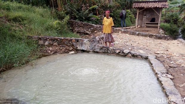 Mbah Munirah di lokasi pengambilan pablegan.