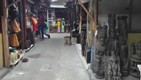 Selain itu ada Lekki Market, sebuah pasar yang menjual berbagai macam barang, mayoritas adalah hasil karya seni seperti lukisan, tas, aksesoris. Pasar ini letaknya berada di wilayah Lagos (TripAdvisor)