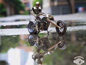 Kamu Nggak akan Duga, Miniatur Keren Ini Terbuat dari Rongsokan