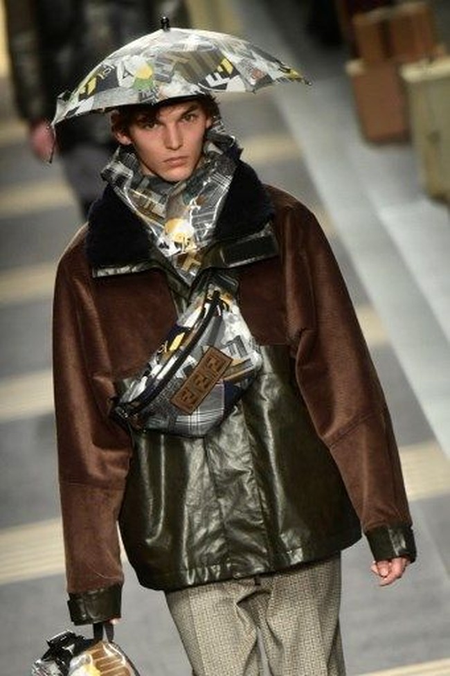 Motif dan warna topi payung diserasikan dengan item busana yang dikenakan model. Misalnya saja senada dengan syal, jaket atau tas. Foto: AFP