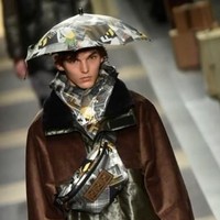 Motif dan warna topi payung diserasikan dengan item busana yang dikenakan model. Misalnya saja senada dengan syal, jaket atau tas. Foto: AFP