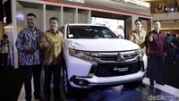 Soal harga, Pajero Sport Exceed 4x2 AT dibanderol Rp 467 juta, sedangkan untuk GLX 4x4 MT dipasarkan dengan harga Rp 509 juta, yang dihadirkan dengan empat pilihan warna yakni Quartz White Pearl, Sterling Silver Metallic, Titanium Grey Metallic, dan Diamond Black Mica.