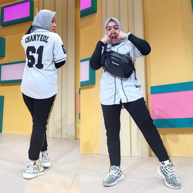 Gaya sporty-nya ini membuat Astrid Kuya tampak berjiwa muda. Foto: Instagram