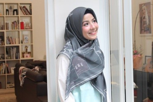 Hijab scarf motif yang dipilih Natasha Rizky pun tak kalah beragam, dari motif geometris hingga abstrak. Foto: Instagram