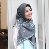 Hijab scarf motif yang dipilih Natasha Rizky pun tak kalah beragam, dari motif geometris hingga abstrak. Foto: Instagram