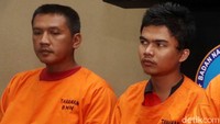 Kepala Rutan Purworejo Cahyono Adhi (kiri) ditangkap di Jawa Tengah pada Senin (15/1/2018).