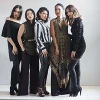 Inilah penampilan Dian Sastrowardoyo yang berpose bersama para influencer kecantikan Indonesia. Salah satunya ada Hellua Puspoyo atau yang lebih dikenal dengan Lipstick Mafia. Foto: Kiki Oktaviani/Wolipop