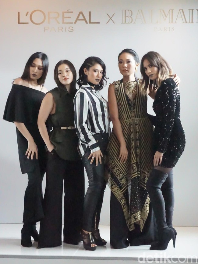 Inilah penampilan Dian Sastrowardoyo yang berpose bersama para influencer kecantikan Indonesia. Salah satunya ada Hellua Puspoyo atau yang lebih dikenal dengan Lipstick Mafia. Foto: Kiki Oktaviani/Wolipop