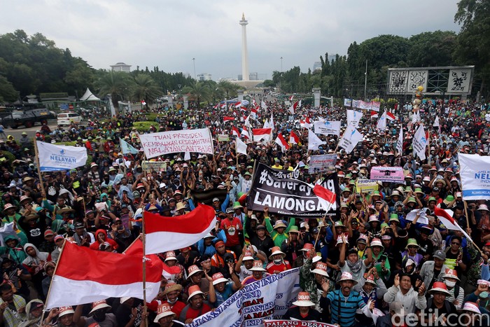 Aksi Demo Nelayan Tolak Larangan Cantrang Di Depan Istana 