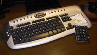 Perlu sedikit pengorbanan untuk punya tempat rahasia ini. Bagian keyboard yang dicongkel tentu sudah tidak bisa berfungsi lagi. Istimewa/Boredpanda.