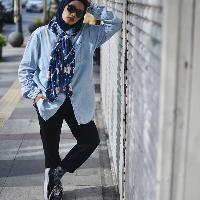 Prilia Nurafrida tampil berbeda dengan hijab scarf motif yang ia lingkarkan di bagian leher, diikat, dan dibiarkan menjulur ke bawah. Foto: Instagram