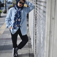 Prilia Nurafrida tampil berbeda dengan hijab scarf motif yang ia lingkarkan di bagian leher, diikat, dan dibiarkan menjulur ke bawah. Foto: Instagram