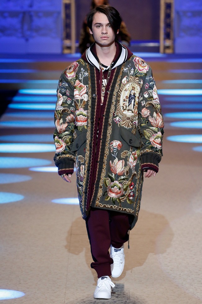 Putra selebriti lainnya yang tampil adalah Paris Brosnan, anak pemeran James Bond Pierce Brosnan. Foto: Dok. Vogue