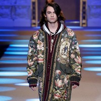 Putra selebriti lainnya yang tampil adalah Paris Brosnan, anak pemeran James Bond Pierce Brosnan. Foto: Dok. Vogue