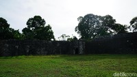 Benteng ini berdiri di atas perbukitan yang dikelilingi perkebunan buah pala pada tahun 1616 (Syanti/detikTravel)