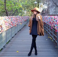 Gaya Astrid Ellena dengan sentuhan bohemian. Ia memadukan cape dengan topi berwarna senada di bawah dress dan legging berpalet gelap agar tampil lebih fashionable. Foto: Instagram