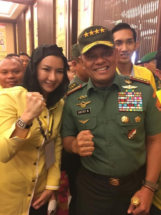 Berpose bersama mantan Panglima TNI Gatot Nurmantyo, Bupati Kutai Kertanegara Rita Widyasari terlihat memakai jam tangan mewah Richard Mille Full Diamond seharga US$ 134.000 atau sekitar Rp 1,8 miliar. Jam tangan bertabur berlian ini juga dimiliki artis Syahrini. Foto: Dok. Facebook