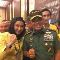 Berpose bersama mantan Panglima TNI Gatot Nurmantyo, Bupati Kutai Kertanegara Rita Widyasari terlihat memakai jam tangan mewah Richard Mille Full Diamond seharga US$ 134.000 atau sekitar Rp 1,8 miliar. Jam tangan bertabur berlian ini juga dimiliki artis Syahrini. Foto: Dok. Facebook