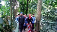 Pagi tadi Wali Kota Bandung Ridwan Kamil meresmikan forest walk tersebut. Dia didampingi oleh istri tercinta Atalia Kamil mencoba menyusuri dan menikmati Babakan Siliwangi yang ditetapkan sebagai hutan kota dunia oleh Unesco melalui fasilitas publik ini. Selain itu dia juga melepas sejumlah ekor burung dan tupai agar menambah keasrian hutan Baksil ini.