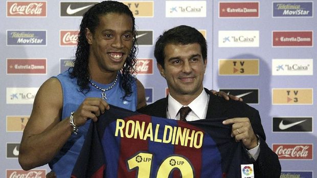 Ronaldinho justru memilih gabung Barcelona daripada Man United.