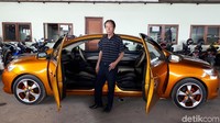 Sang pemilik mobil, Roni Gunawan tampak berpose di depan mobil kebanggaannya.
