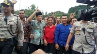 Susi sebelumnya, mendampingi Presiden Joko Widodo menemui perwakilan dari para pendemo di Istana Merdeka, Jalan Medan Merdeka Utara, Jakarta, Rabu (17/1/2018). Usai menemui Jokowi, mengenakan baju merah menyala, Susi langsung bergerak ke arah monas di depan Istana Merdeka untuk menemui ribuan pendemo lainnya yang sudah menunggu sejak pagi tadi. Selfie Miftahul Jannah/detikcom.