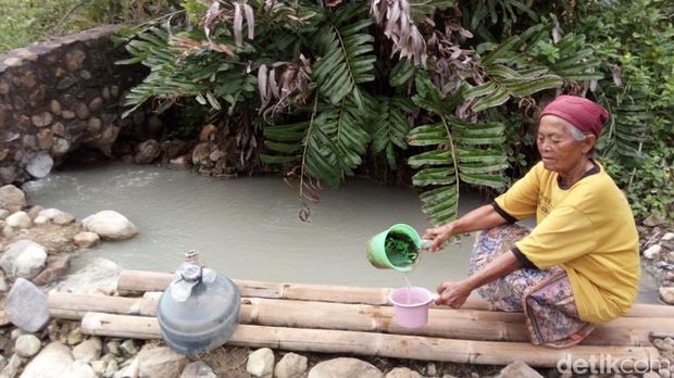 Mbah Munirah di lokasi pengambilan pablegan.