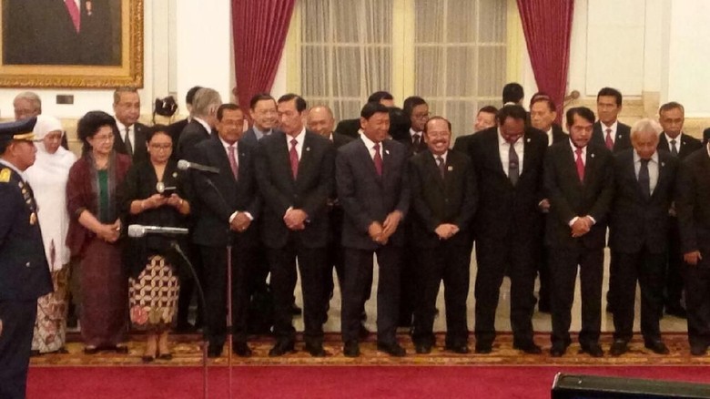Senyum Teten Saat Hadiri Pelantikan Moeldoko Jadi KSP Senyum Teten Saat Hadiri Pelantikan Moeldoko Jadi KSP