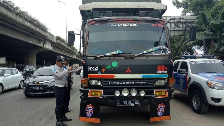 46 Angkutan Barang Terjaring Operasi Lintas Jaya di Jakbar 46 Angkutan Barang Terjaring Operasi Lintas Jaya di Jakbar