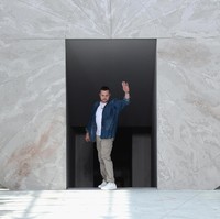  Desainer Kim Jones mempersembahkan koleksi busana pria terakhirnya untuk Louis Vuitton di Mens Paris Fashion Week Fall 2018. Ia hengkang setelah tujuh tahun bersama rumah mode ternama tersebut. (Foto: Getty Images)