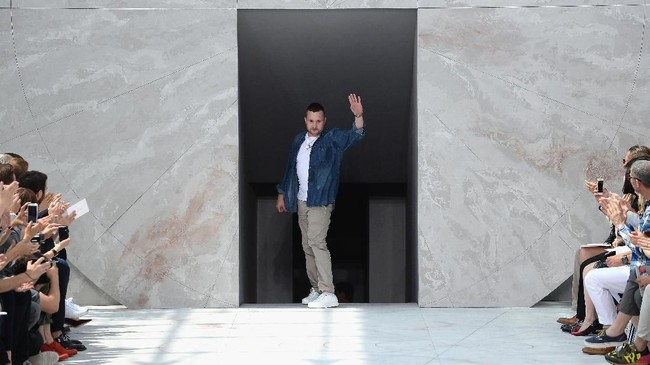  Desainer Kim Jones mempersembahkan koleksi busana pria terakhirnya untuk Louis Vuitton di Mens Paris Fashion Week Fall 2018. Ia hengkang setelah tujuh tahun bersama rumah mode ternama tersebut. (Foto: Getty Images)