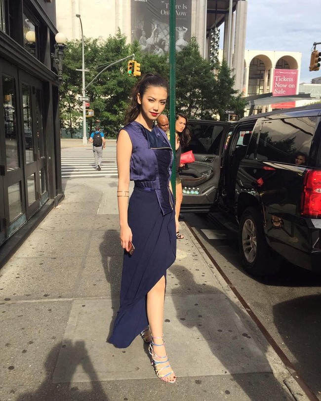 Di awal kemunculannya, Velove Vexia kerap bergaya tomboi dan cuek. Namun sekarang anak dari pengacara OC Kaligis ini lebih sering tampil feminin dengan rambut panjang hitam nan indah. Selain aktif sebagai aktris, Velove juga jadi brand ambassador Maybelline. Foto: Instagram