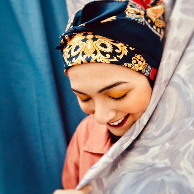 Bella Tamimi mengkreasikan hijab scarf motifnya menjadi turban dengan detail pita yang manis. Foto: Instagram