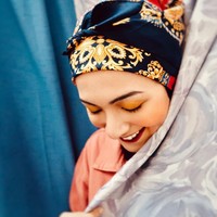 Bella Tamimi mengkreasikan hijab scarf motifnya menjadi turban dengan detail pita yang manis. Foto: Instagram