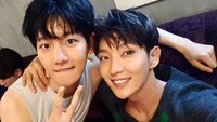 Ia juga memamerkan lengannya yang kekar ketika bermain dalam drama sejarah bertajuk Moon Lovers: Scarlet Heart Ryeo. Ini fotonya bersama salah satu lawan mainnya, Lee Jon Gi. (Foto: Instagram/actor_jg)