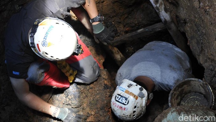 Tim Speleologi Cek Temuan Bungker Karamat Sukabumi
