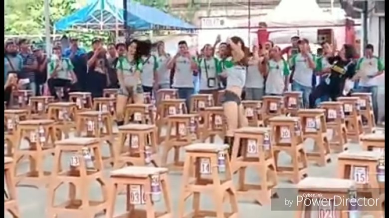 Viral Kontes Burung di Surabaya Diiringi Tarian Seksi Viral Kontes Burung di Surabaya Diiringi Tarian Seksi