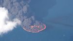 Penampakan Kapal Tanker Terbakar dan Tumpahkan Minyak ke Laut