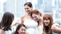Kebahagiaan nampak di wajah Marissa yang ditemani rekan-rekan selebriti seperti Nadia Mulya hingga chef Rinrin Marinka. (Dok. Instagram/lamamatropicana)