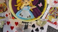 Alice tak lagi ada di negeri ajaib Wonderland. Kini ia ada di dalam kotak makan ini! 3D karakter Alice ini terbuat dari mashed potato. Foto: Instagram @suitching_bento