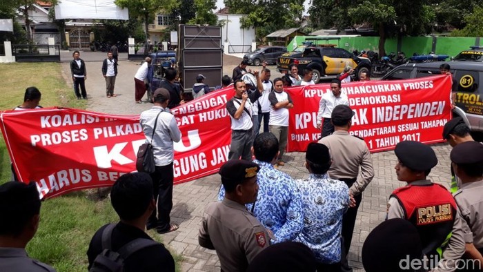 Gagal Daftar, Bacalon Perseorangan Datangi KPU Kabupaten Pasuruan
