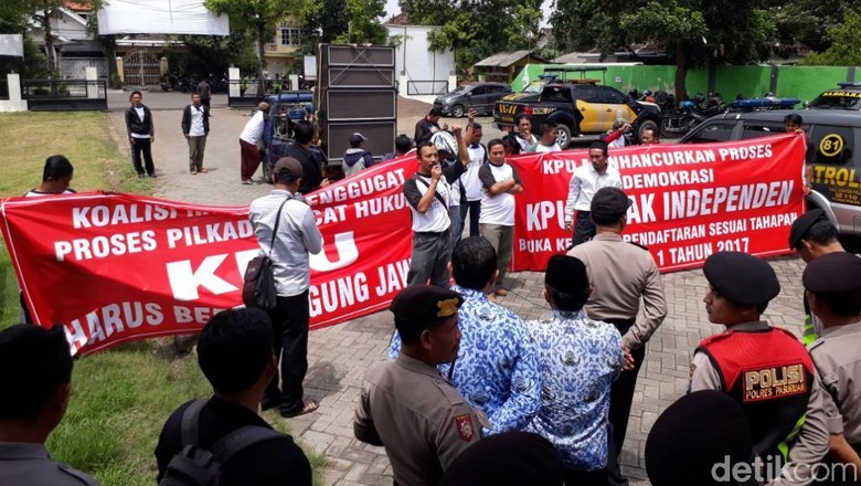 Gagal Daftar, Bacalon Perseorangan Datangi KPU Kabupaten Pasuruan Gagal Daftar, Bacalon Perseorangan Datangi KPU Kabupaten Pasuruan