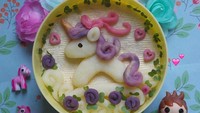Kali ini, ada bento dengan bentuk unicorn yang lucu. Paduan warna ungu, pink, emas dan putih ini sangat menggemaskan. Ini dibuat dari mashed potato, lho! Foto: Instagram @suitching_bento