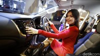 Seorang model menjajal Mitsubishi Pajero Sport rasa lokal varian terbaru.